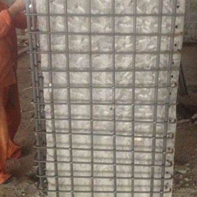 在外包鋼加固梁柱時，當梁柱有彎曲不平整時是否須要處理？如何加固處理？